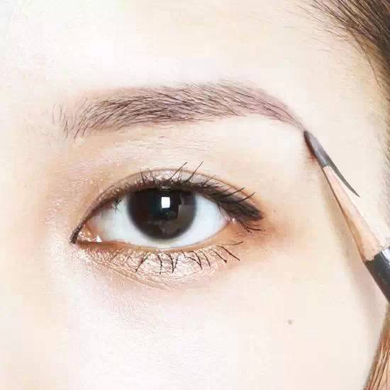正确的淡妆化妆步骤 教你快速画好完美淡妆
