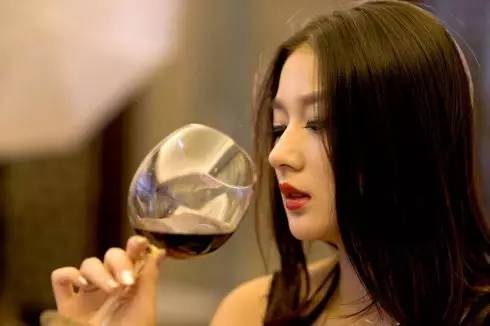 脸上有斑怎么消除 五种祛斑美白方法助你拥有完美肌肤