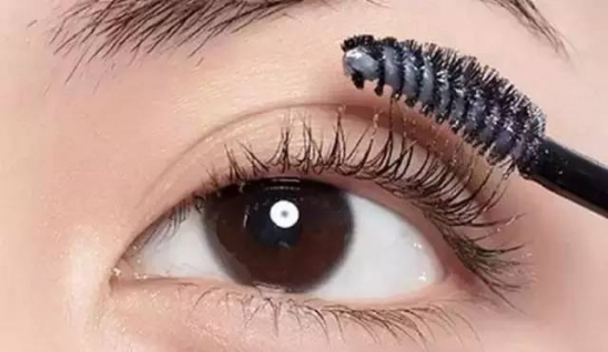 睫毛膏的正确刷法 还在羡慕别人的卡姿兰大眼睛？