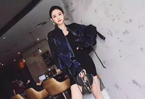 棒球外套怎么搭配 万能的两招教给你