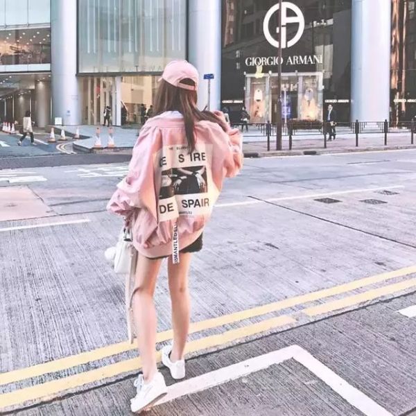 棒球外套怎么搭配 万能的两招教给你