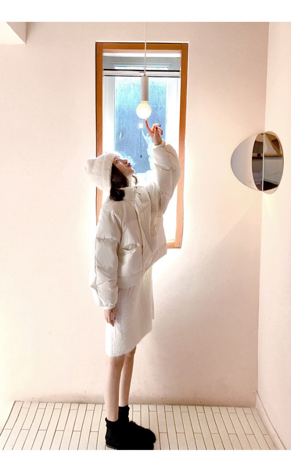 白色羽绒服配什么颜色毛衣  给冬季来一场甜美暴击