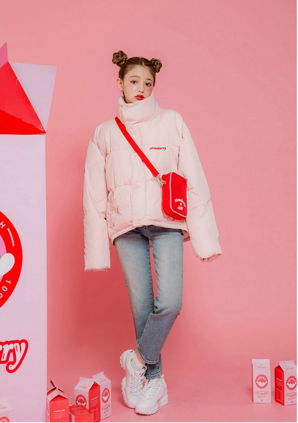 白色羽绒服配什么裤子好看 讲真没有什么比牛仔裤更合适了~