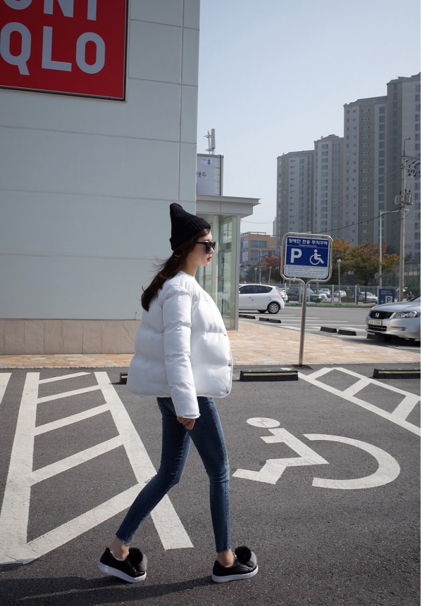 白色羽绒服配什么裤子好看 讲真没有什么比牛仔裤更合适了~