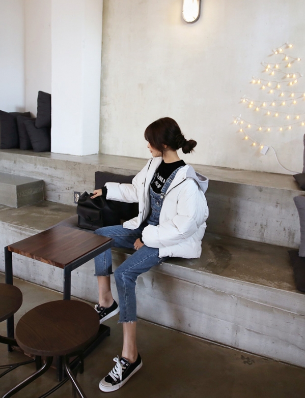 短款白色羽绒服怎么搭配 打造冬日少女甜美范儿