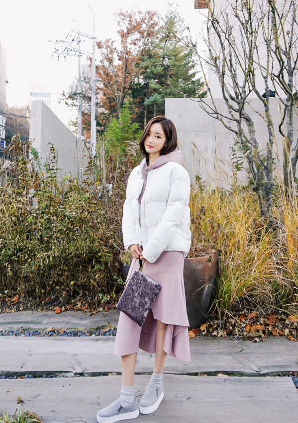 短款白色羽绒服怎么搭配 打造冬日少女甜美范儿