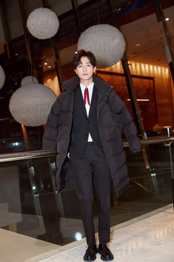 什么牌子羽绒服好看   你和明星的距离只差了一件羽绒服哦