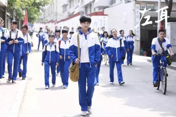 侧条纹裤怎么搭配   你曾经最讨厌的裤子成了最时尚的单品啦