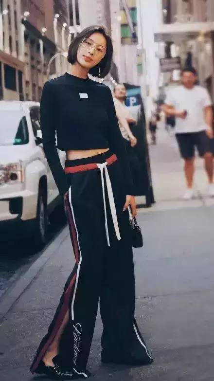 小黑裤怎么搭配衣服  小黑裤配什么上衣
