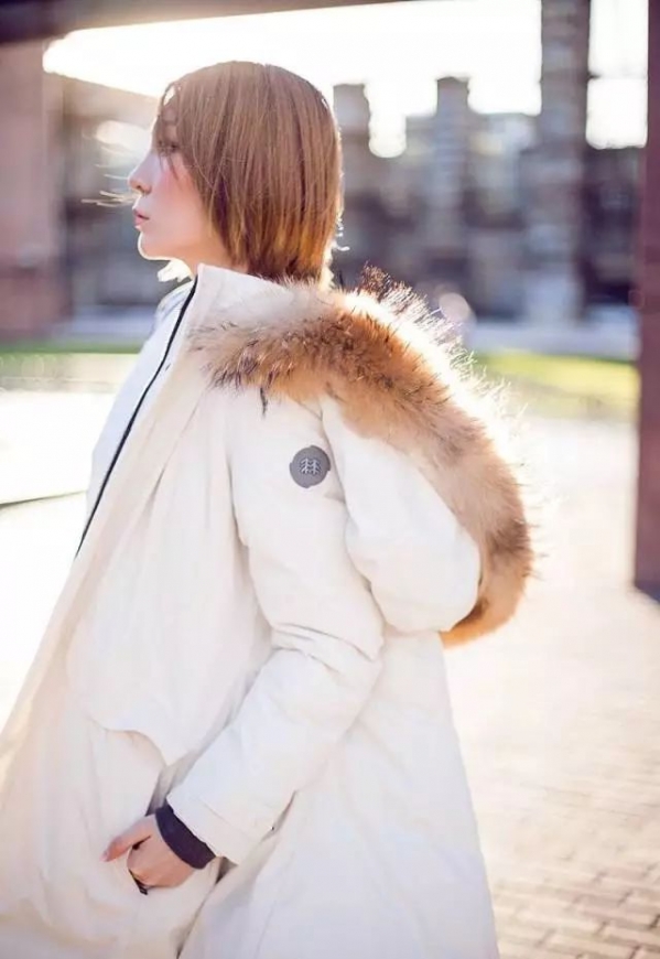 什么牌子羽绒服好看   你和明星的距离只差了一件羽绒服哦