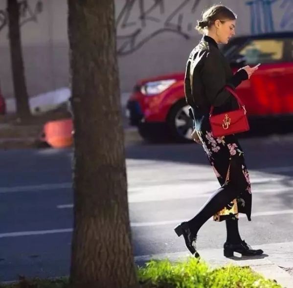 秋冬打底袜这样穿 不仅保暖还超级时髦