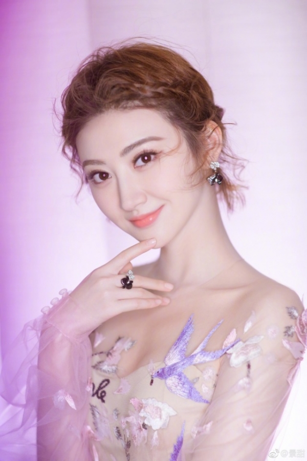 什么牌子羽绒服好看   你和明星的距离只差了一件羽绒服哦