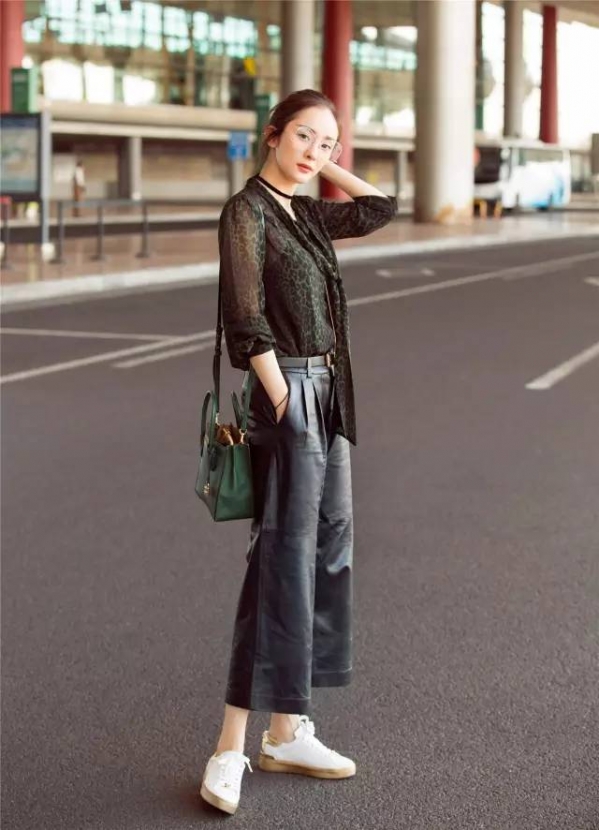 军绿色搭配单品 你和女神之间就差这一件