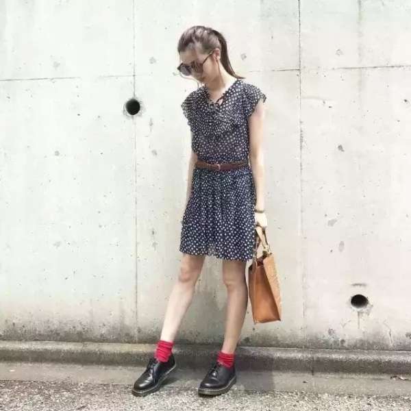 秋冬袜子怎么搭配衣服   现在的袜子都流行这么穿呢