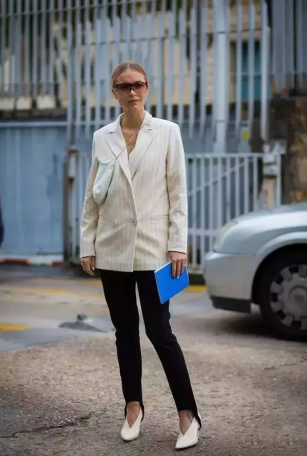 小黑裤怎么搭配衣服  小黑裤配什么上衣
