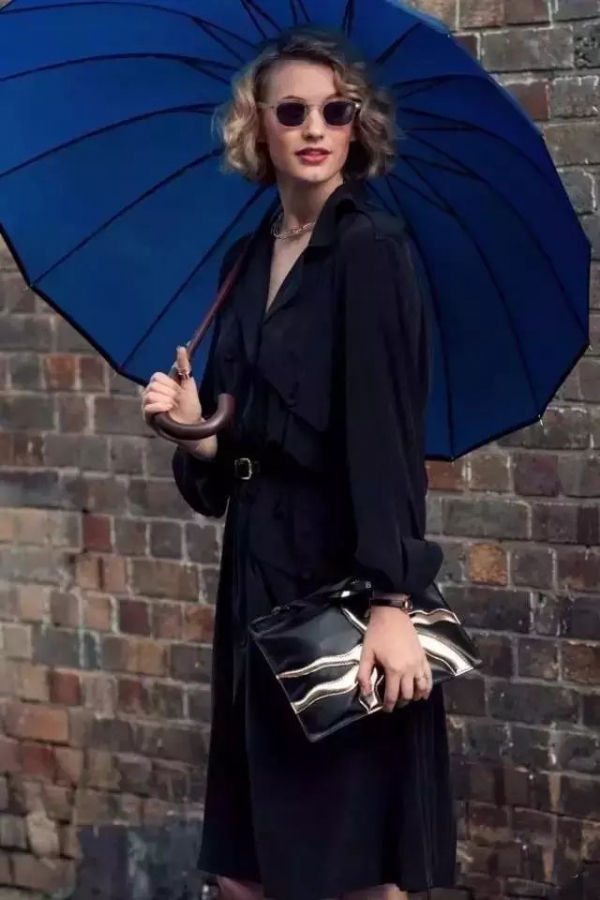 风衣怎么搭配好看   每个女生衣柜里绝对要拥有风衣