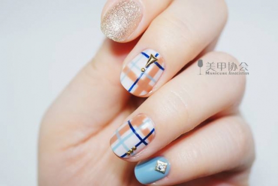 撞色美甲图片大全 蓝橘撞色条纹款教程