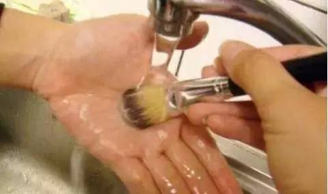 怎么洗化妆工具   化妆刷不洗就足以毁你容貌