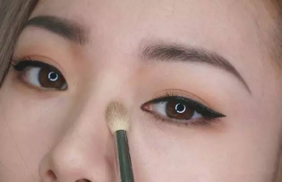 日常妆容步骤图解 七款适合冬季日常妆容画法