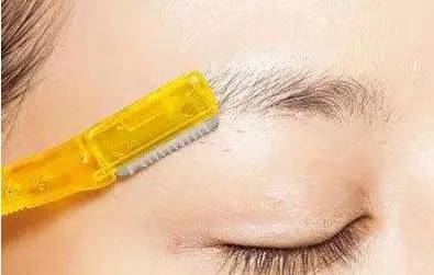 怎么修眉毛好看图解    想要画出好看的眉形首先要这么做