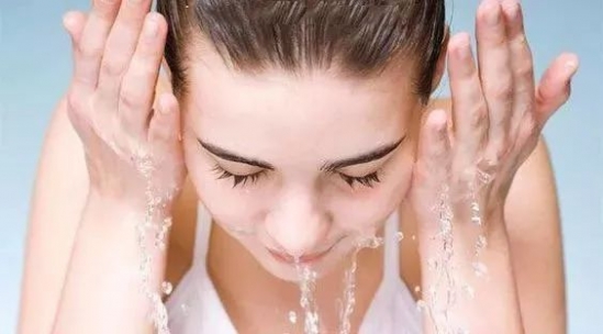 洗脸的正确方法 女人这样洗脸皮肤越洗越嫩