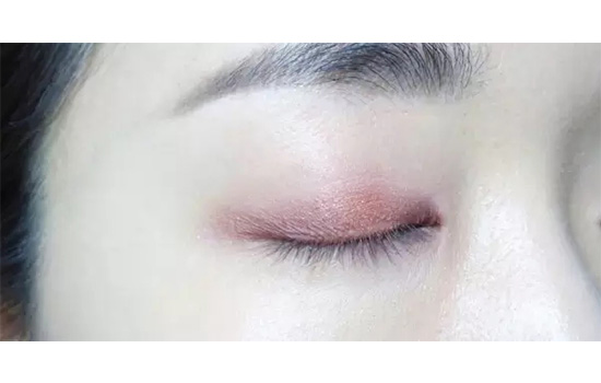 粉色和紫色眼影的画法 迷人般的温柔