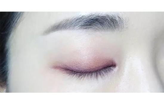 粉色和紫色眼影的画法 迷人般的温柔