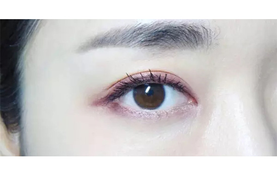 粉色和紫色眼影的画法 迷人般的温柔