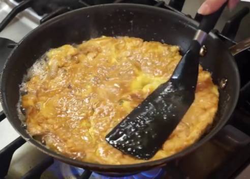 鸡蛋蟹饼的家常做法 鸡蛋和它一起吃竟是绝配