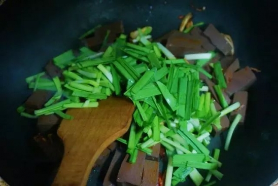 炒鸭血的家常做法 常吃这道家常菜补血效果好