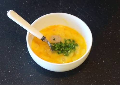 鸡蛋蟹饼的家常做法 鸡蛋和它一起吃竟是绝配