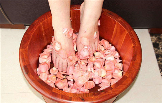 生姜泡脚的功效与作用 冬季常用生姜泡脚的6个作用