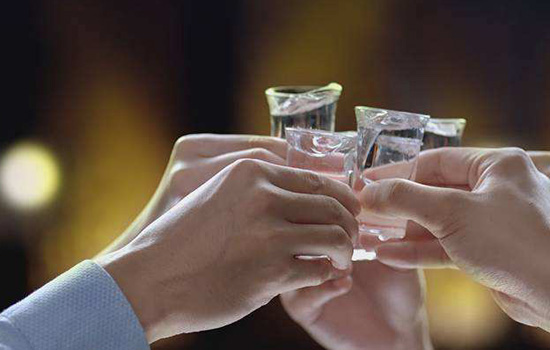 喝不醉的人是什么原因 酒量可以练出来的吗