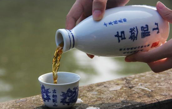 黄酒每天喝多少为宜 黄酒喝多了会怎么样