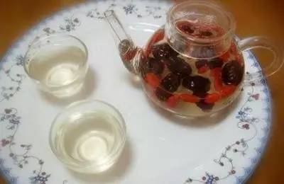 枸杞红枣泡水喝的功效 枸杞搭一物抗衰老效果好