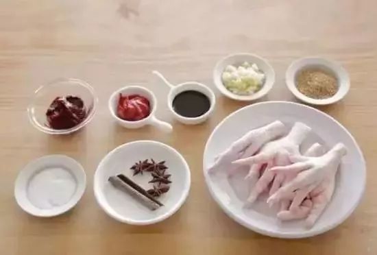 鸡爪的家常做法 常吃这道菜要皮肤光滑白皙