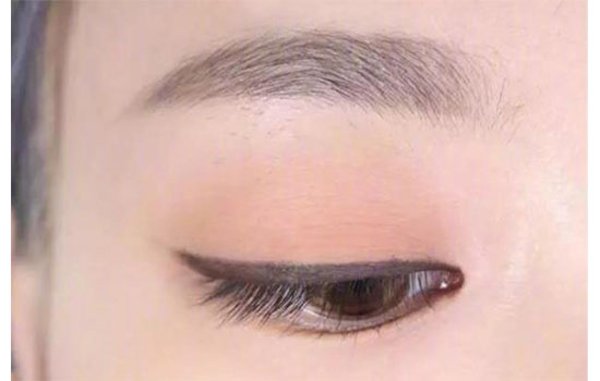 眼妆怎么画显眼睛大 可以先画眼线