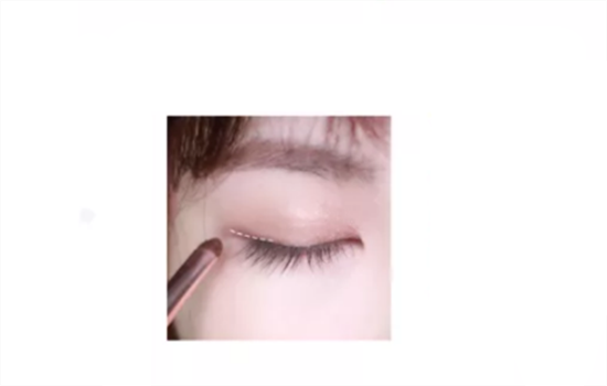 秋冬温柔眼妆教程 既要温柔也要显白