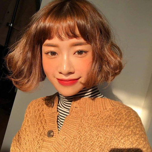 短发2025流行颜色 染发后的短发竟这么美