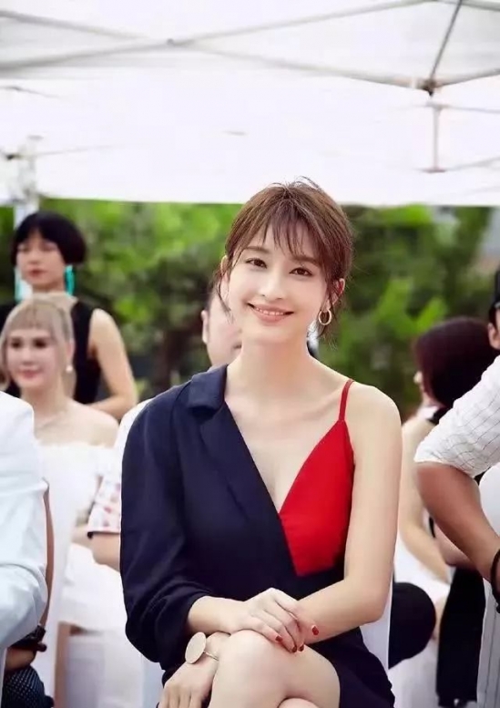 2025流行发型女 2025最火的几款女生发型推荐
