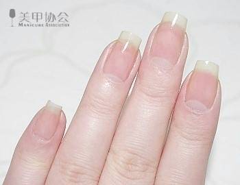 法式美甲图片 简约时尚跳色法式款