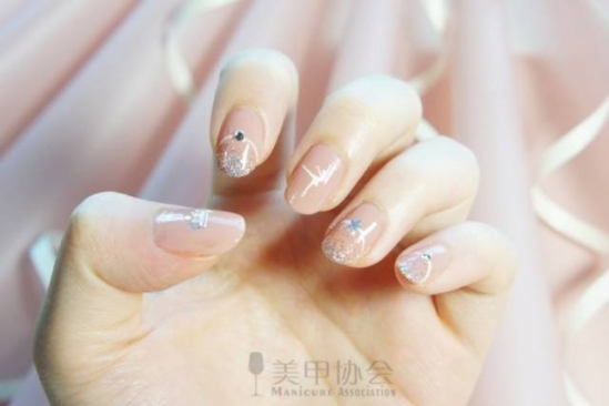 渐变美甲怎么做 裸色金葱渐变款