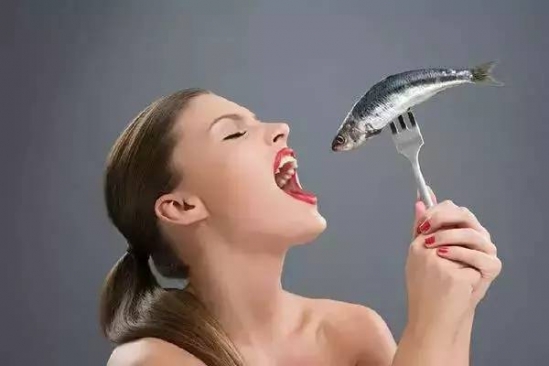 去皱纹最好的方法 女人懒得护肤不想长皱纹，就经常常吃这些！