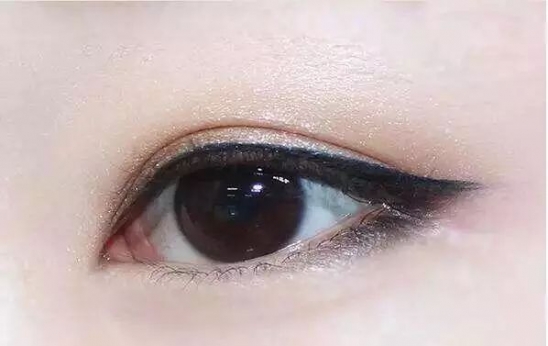 眼线的画法和技巧 做气质女神，从画好眼线开始！