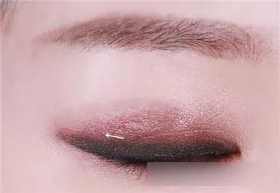 4个大地色眼影怎么画 春夏最抢戏的绝美眼妆，让我画给你看吧！