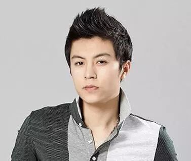 男生齐刘海锅盖头发型 这么剪帅气又可爱