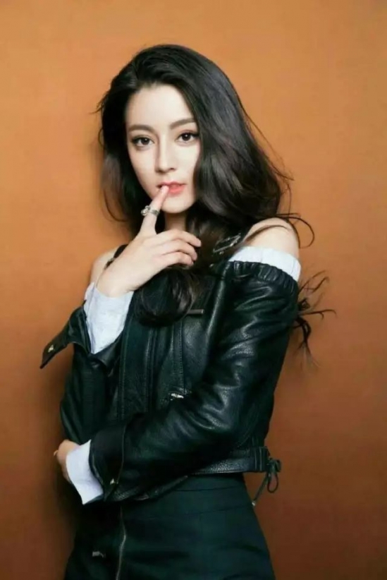 2025瘦脸女生发型图片 这几款发型简直显瘦美翻天