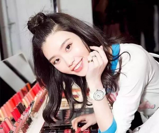 2025瘦脸女生发型图片 这几款发型简直显瘦美翻天