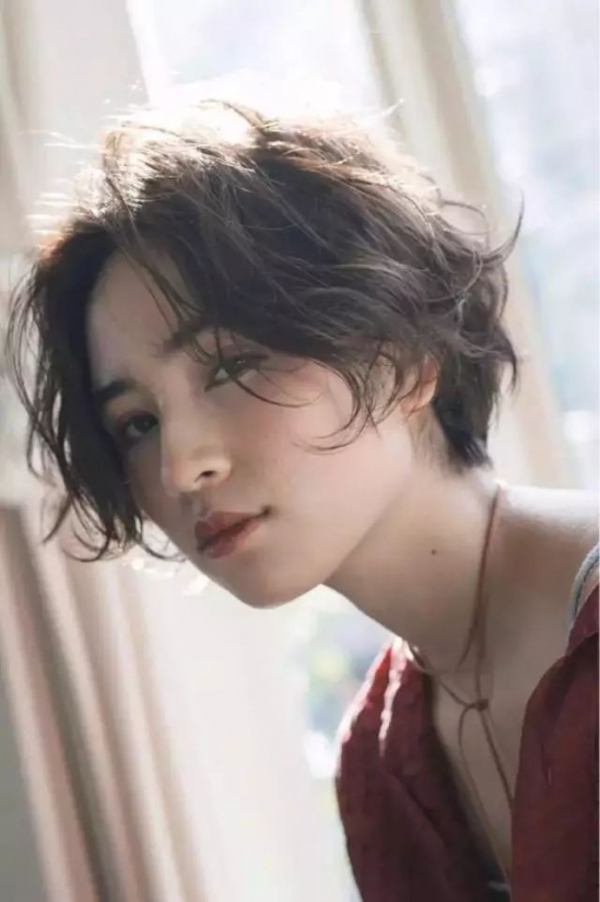2025流行发型女中短发 多款今年流行发型推荐