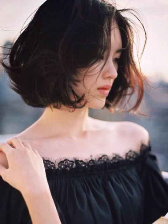 2025流行短发女 今年最流行几款女生短发发型
